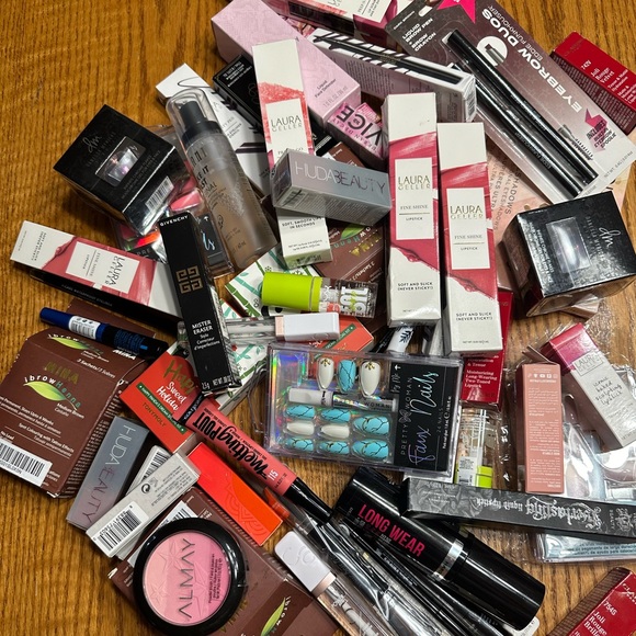 Mystery Beauty Box 10 Piece Lot Grab Bag - Makeup Skincare Lotion All NEW - Picture 2 of 10